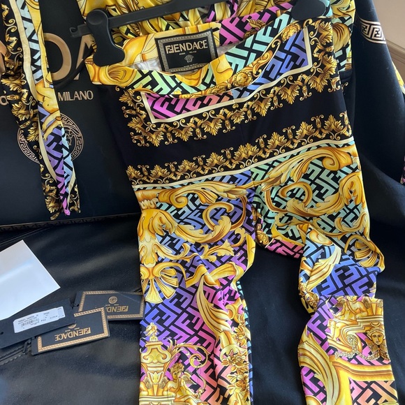 Unique, one-of-a-kind, peace by Fendace only worn once. - Picture 5 of 9